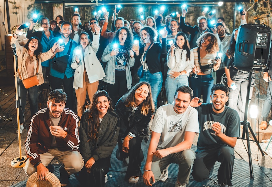 Ambiance chaleureuse du Sunny Comedy Club Marseille — public ravi pendant le spectacle
