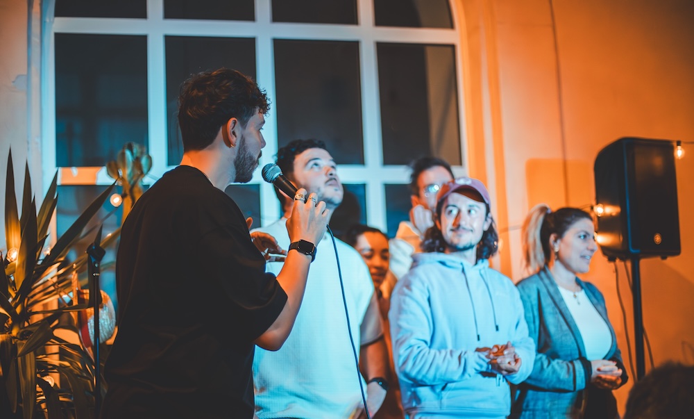 Humoristes sur scène au Sunny Comedy Club Marseille — plateau stand-up bienveillant